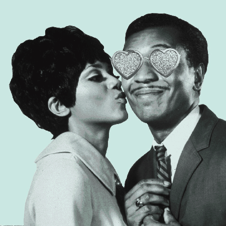 Zakochany mężczyzna w różowych okularach